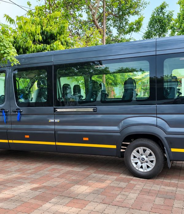 Force Urbania on rent in Agra - Agra Cabs