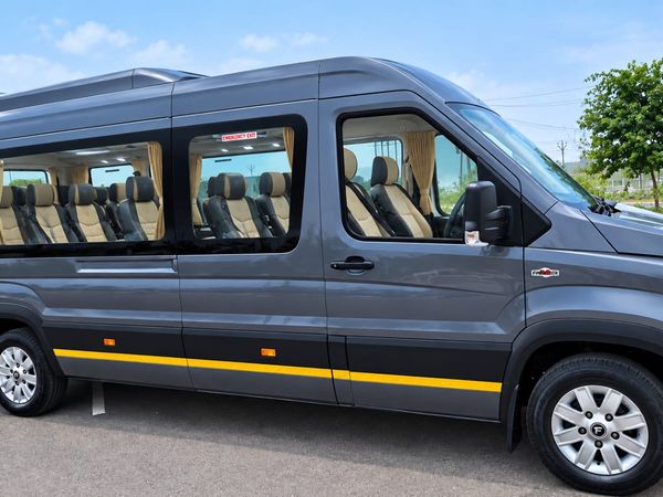 Force Urbania taxi in Agra - Agra Cabs